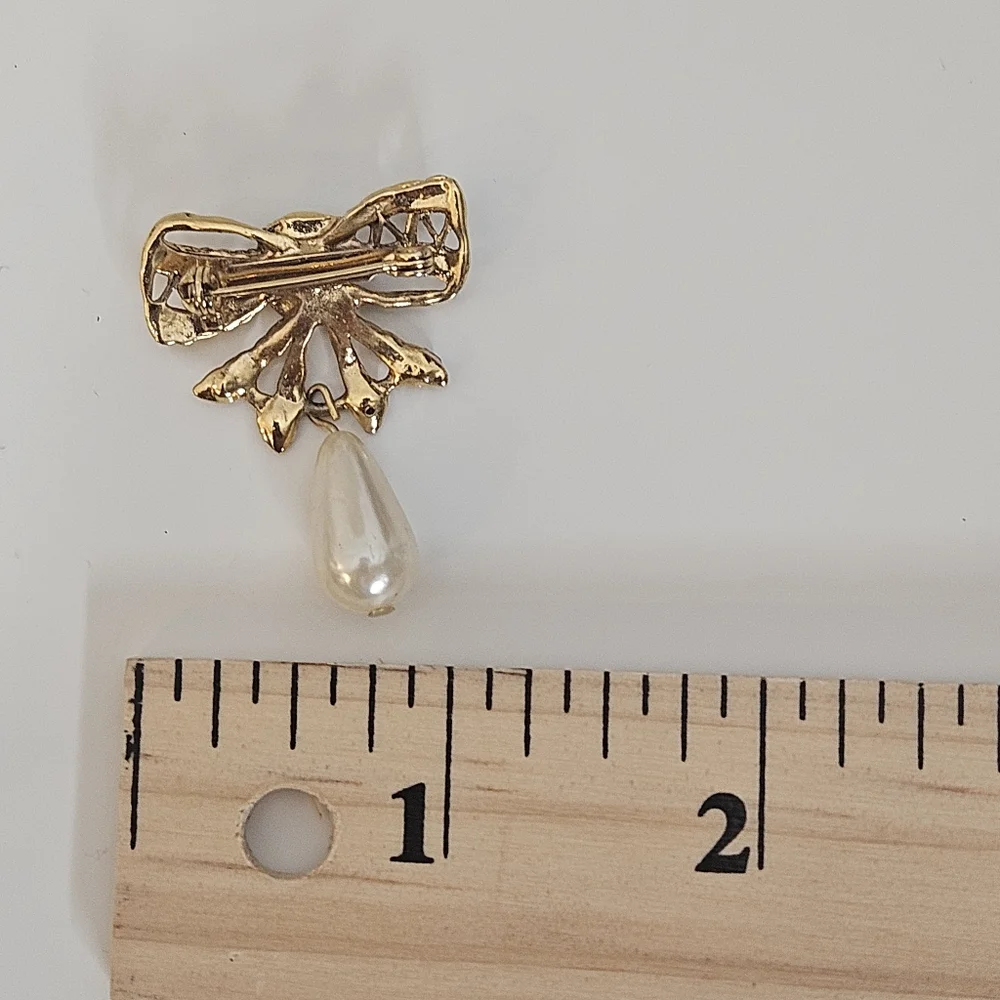 1980's rhinestone bow and pearl brooch pin